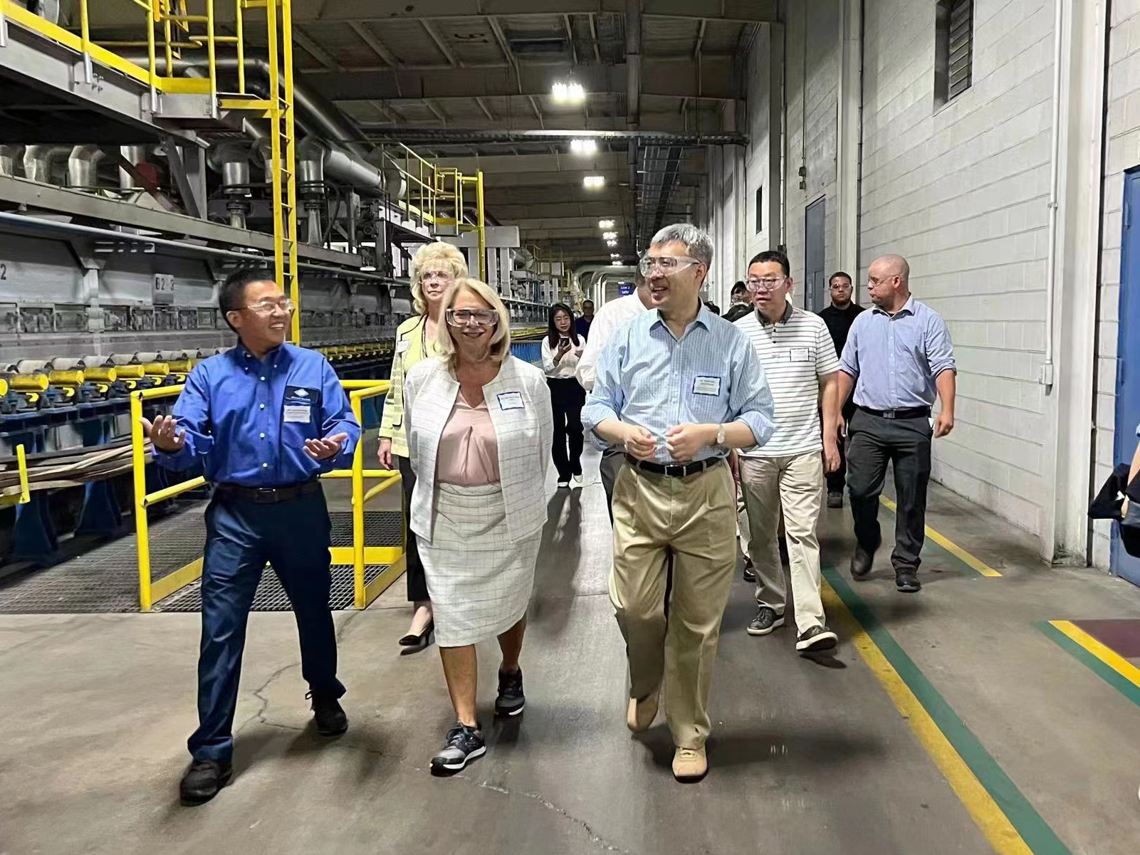 中国驻芝加哥总领事赵建考察乐竟体育美国伊利诺伊州芒山浮法玻璃生产基地